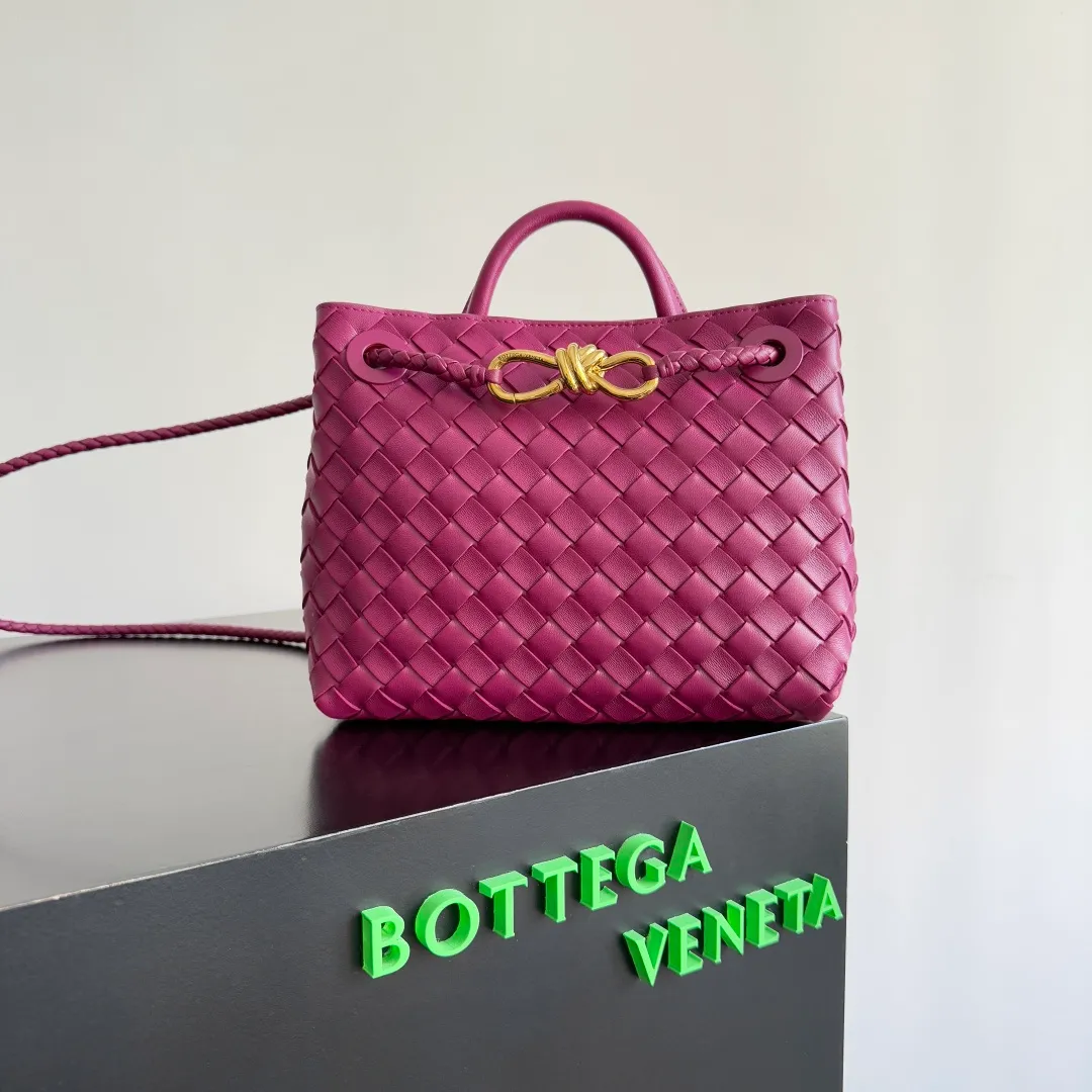 The 2023 new Andiamo batch of 1860 BV has been shipped‼ ️Really popular🔥The new Andiamo woven handbag launched by Bottega Veneta this season is really popular all over the world! ! Celebrities at home and abroad have worn it, and Oscar-winning actress Michelle Yeoh has taken it out on the street. Song Jia, Trai Yara, Yu Feihong, Sanji Ayaka, Rosie Hunting-Whiteley, Yoshioka Riho, etc. have all picked up this bag. It is classic and versatile, showing off its temperament, and the bag capacity is also large, which is very convenient for daily commuting! ! A variety of carrying methods, the shoulder straps can be adjusted by yourself, the original lambskin feels soft and delicate, and the unisex style breaks gender boundaries and brings a more practical and longer-lasting use experience. Andiamo, which has both elegant and casual styles, perfectly interprets the true appearance of "fashionable old money style". Style number: 743568 Size: 25*22*10.5cm